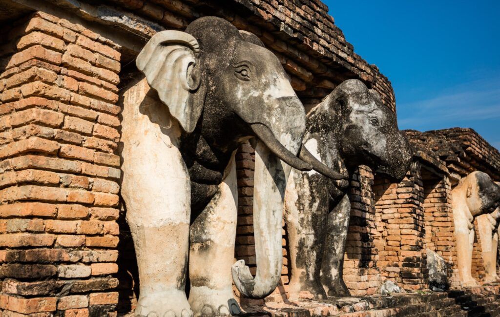 Важный знак Таиланда – слоны в старинном храме.